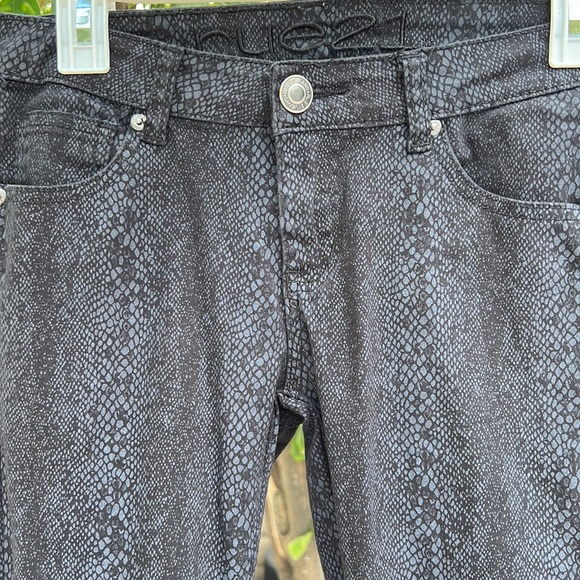 Rue21 snakeskin print skinny jeans 5/6 - Picture 3 of 8